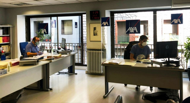 Treballadors de l'oficina d'Andorra la Vella, amb les mesures sanitàries establertes pel Govern.